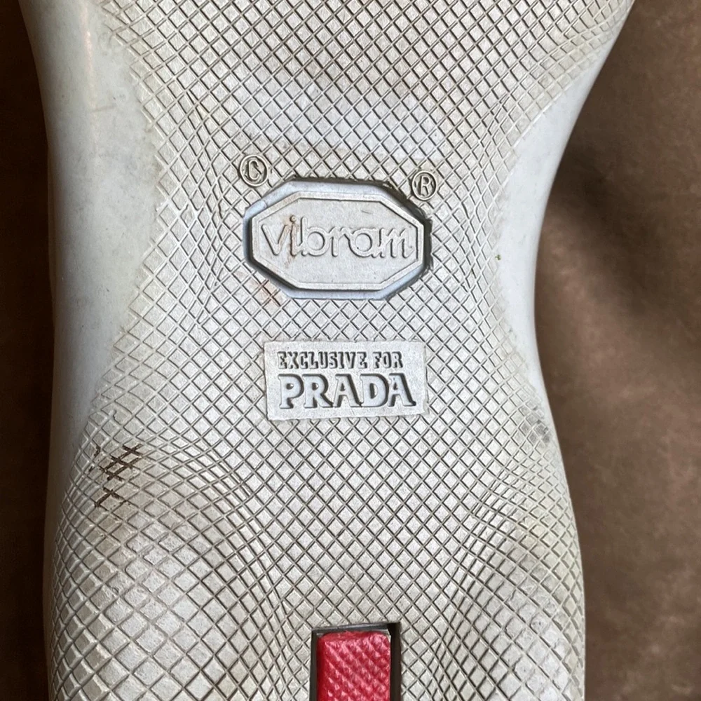 Prada - Picture 4 of 9